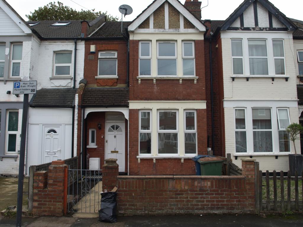 London Properties are pleased to offer to the mar
