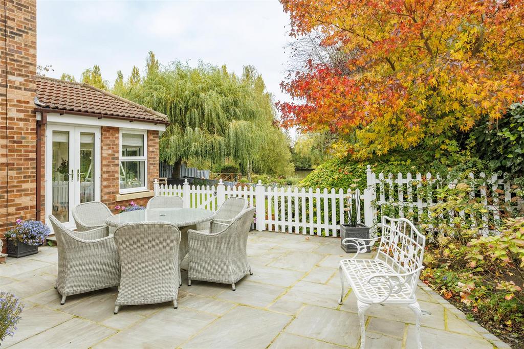 30 Lakeside Externals  14.jpg