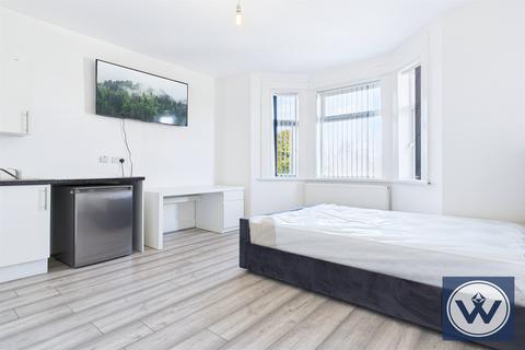 Flat to rent, Uxbridge Road, UB4