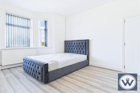 Flat to rent, Uxbridge Road, UB4