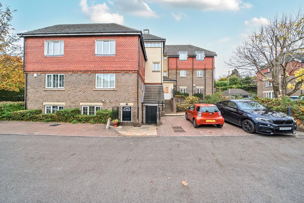 Park View, Caterham CR3 2 bed flat - £350,000