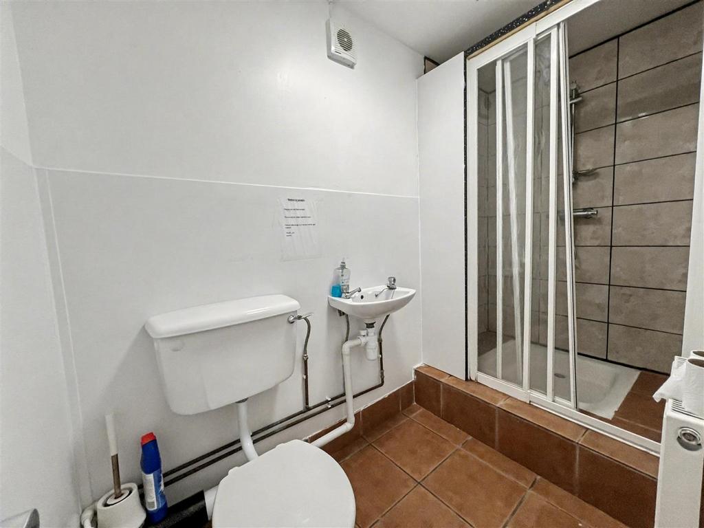 Shared shower room/wc