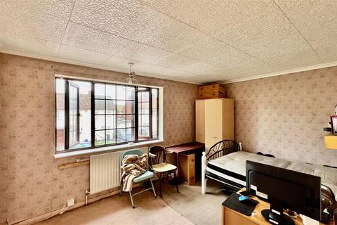 undefined, Whittle Road, Heston TW5