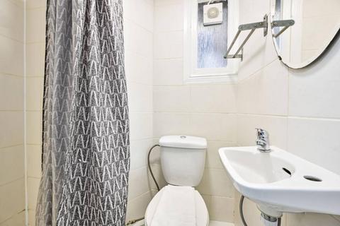 Studio to rent, Knaresborough Place, London SW5