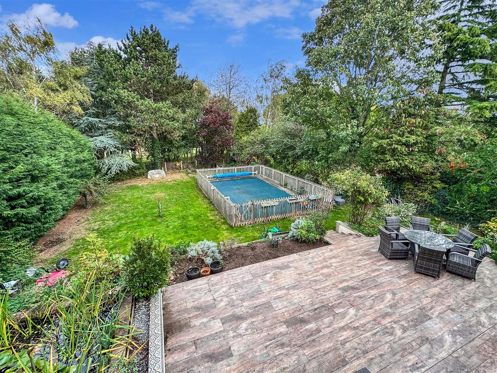 Generous Garden With Swimming Pool 060