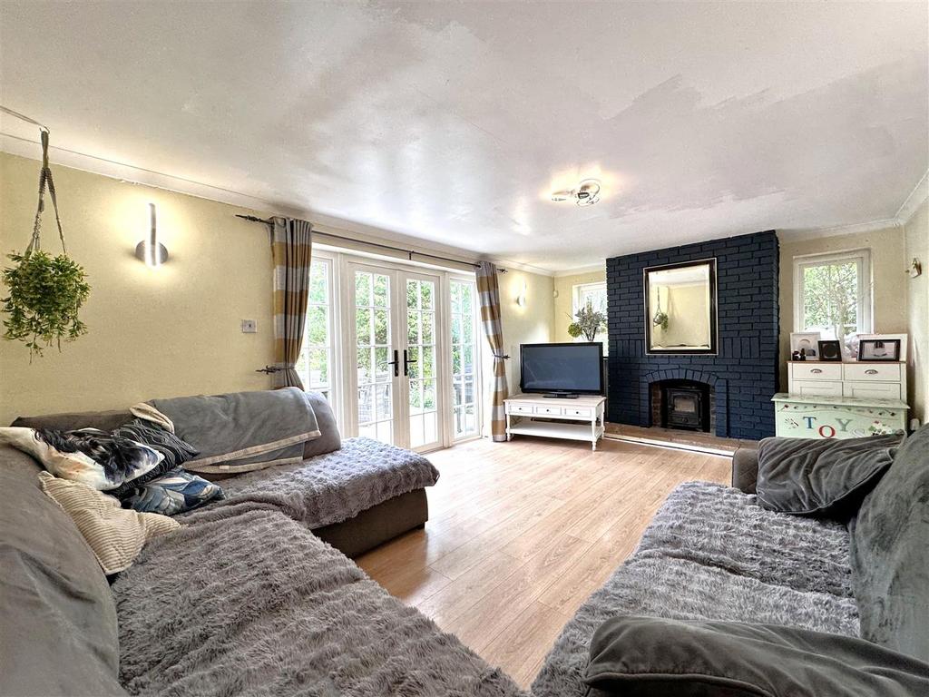 Spacious Living Room 990