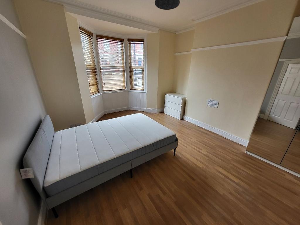 A bright and tidy single bedroom featuring a co...