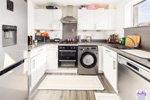 2 bedroom flat for sale, Heath Wood Drive, Maidstone