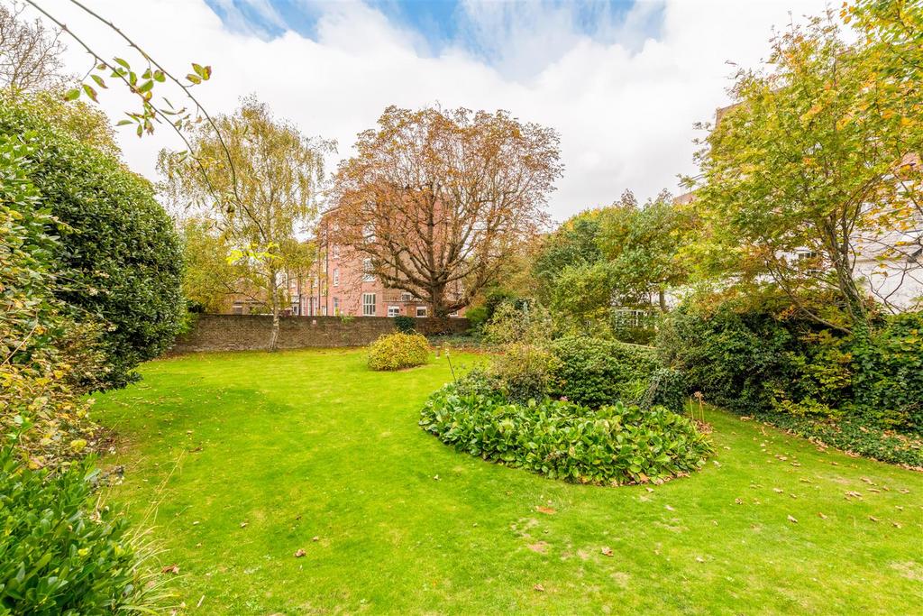 Flat 18 Furze Hill Court-21.jpg
