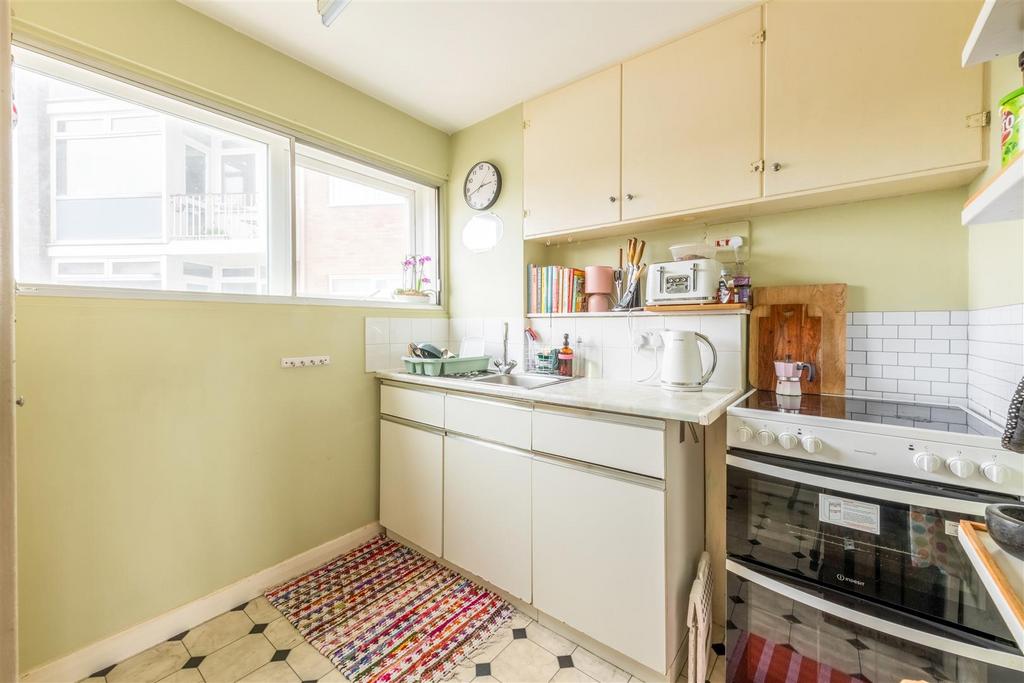 Flat 18 Furze Hill Court-2.jpg