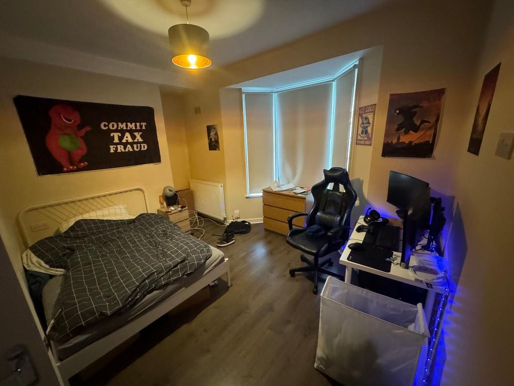 Well-presented double bedroom with a comfy bed,...