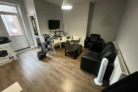 2 bedroom flat to rent, Warwick Street, Newcastle upon Tyne NE6
