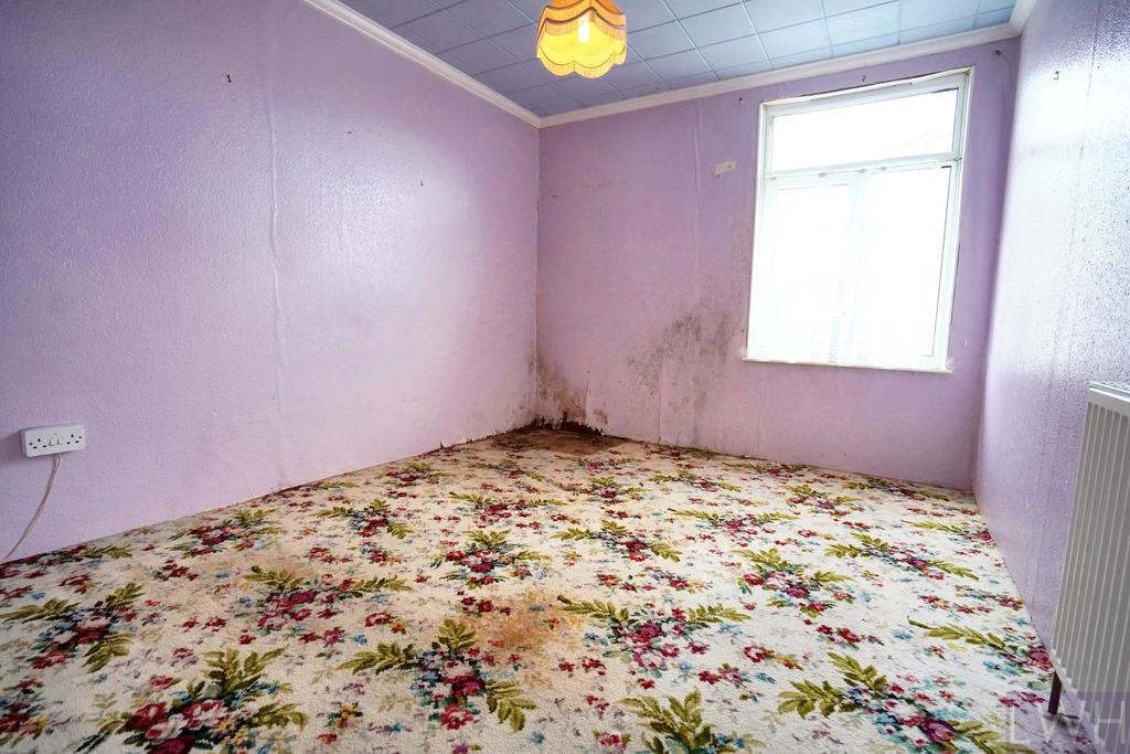 Middle Bedroom