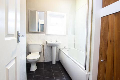2 bedroom terraced house to rent, Blackburn Road Darwen BB3 1ET