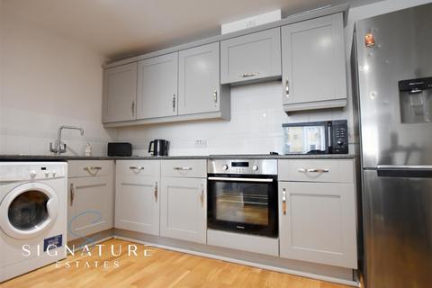 2 bedroom flat for sale, Ovaltine Court, Kings Langley