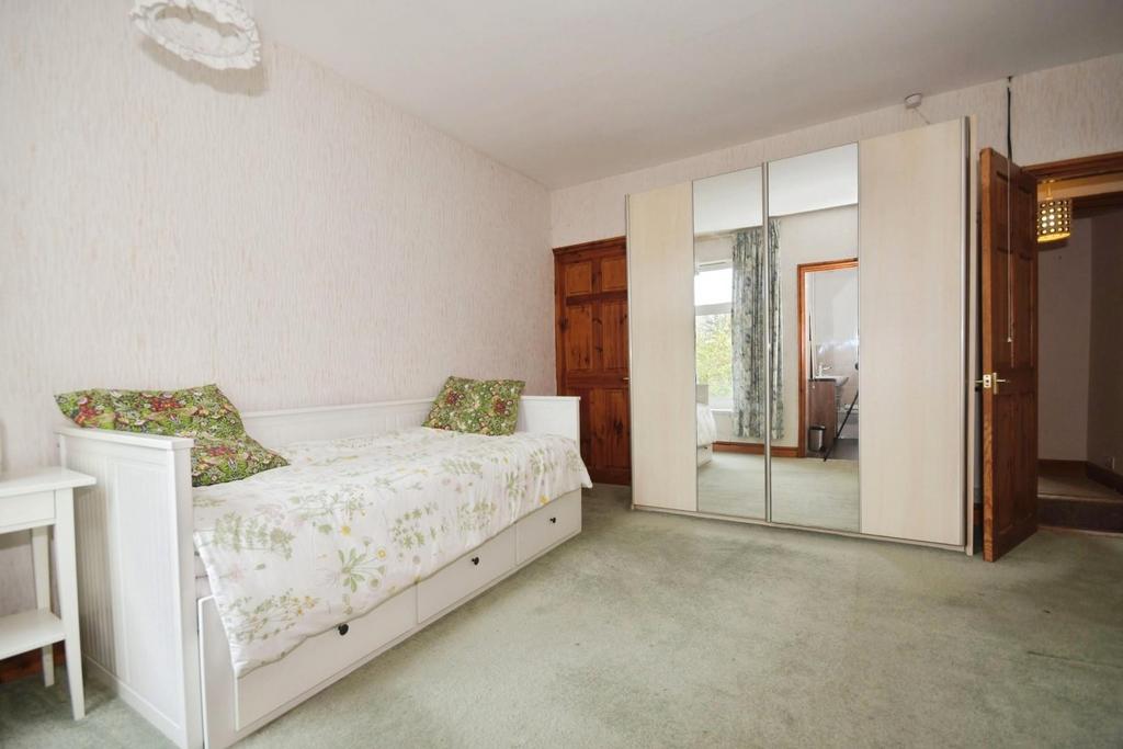 BEDROOM 1 02.jpg