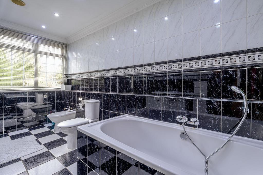 En-Suite 1