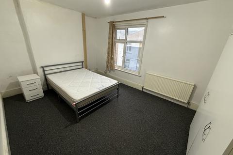 undefined, Cromwell Street, HOUNSLOW, Greater London, TW3