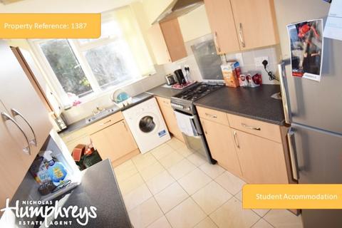 4 bedroom house share to rent, Roberts Avenue, Newcastle-Under-Lyme ST5