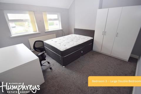 4 bedroom house share to rent, Roberts Avenue, Newcastle-Under-Lyme ST5