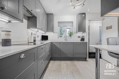 4 bedroom house for sale, Peel Place, Ilford, IG5