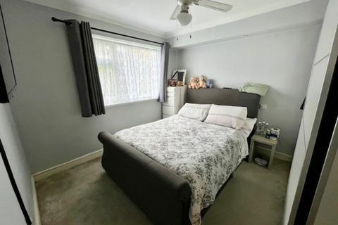 2 bedroom ground floor flat for sale, Mortlake Close, Beddington