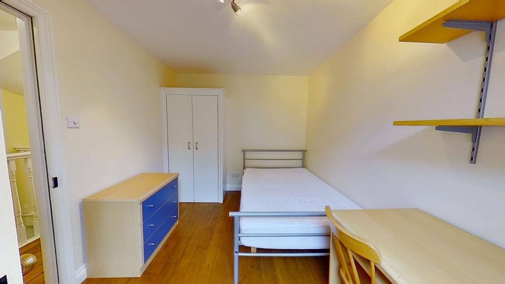 Bright, tidy single bedroom with wooden floors,...