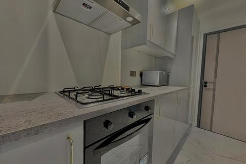 4 bedroom semi-detached house to rent, Harcourt Road, Southampton