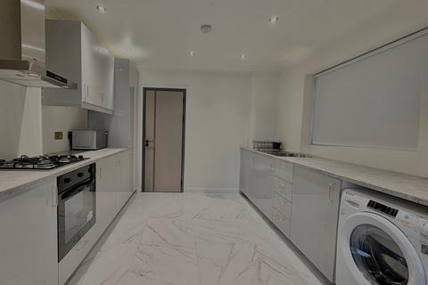 4 bedroom semi-detached house to rent, Harcourt Road, Southampton