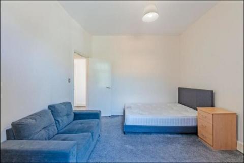 3 bedroom apartment to rent, Greenhill Road, London NW10