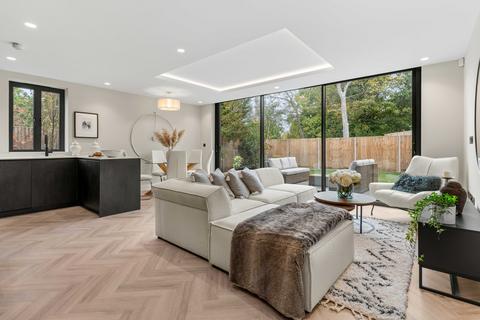 3 bedroom ground floor flat for sale, The Blenheim