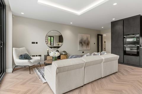 3 bedroom ground floor flat for sale, The Blenheim