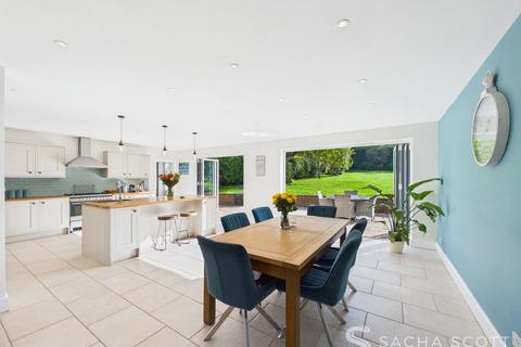 4 bedroom detached house for sale, Beacon Way, Banstead, SM7