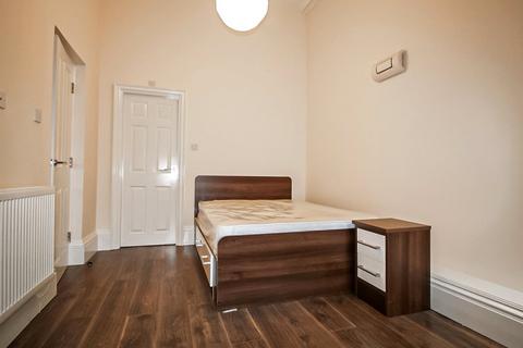 2 bedroom apartment to rent, Apt 4, Clarendon House, 20 Clarendon Road LS2