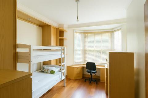 2 bedroom flat for sale, Ravensdale Road, London N16