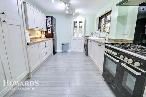 4 bedroom detached house for sale, Byron Way, Caister-on-Sea