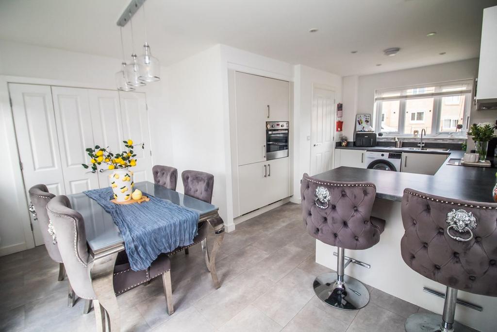 Kitchen/Dining.