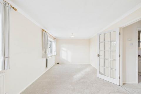 2 bedroom flat for sale, Station Court, 46 Station Road