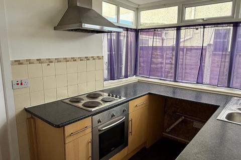 3 bedroom semi-detached house to rent, Oxley Moor Road, Wolverhampton WV10