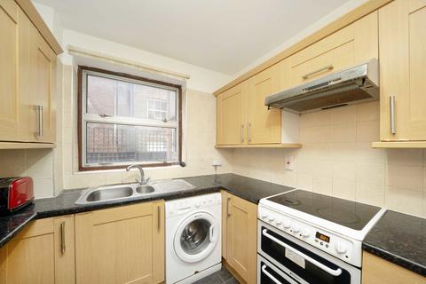 2 bedroom flat to rent, Parkgate Road, London SW11