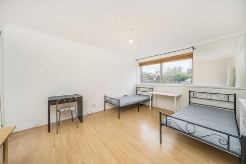 2 bedroom flat to rent, Parkgate Road, London SW11