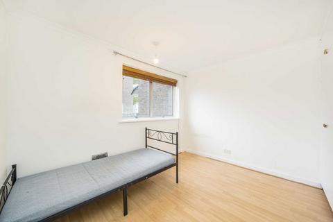 2 bedroom flat to rent, Parkgate Road, London SW11