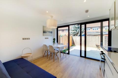 1 bedroom in a house share to rent, Ablett Street, London SE16