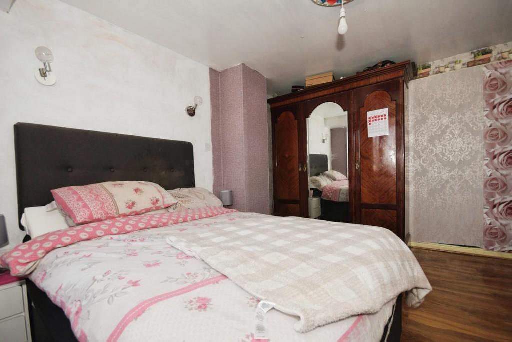 BEDROOM 1 02.jpg
