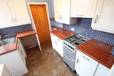 2 bedroom flat to rent, Fern Dene Road, Gateshead NE8