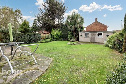 4 bedroom end of terrace house for sale, Oakleafe Gardens, Barkingside