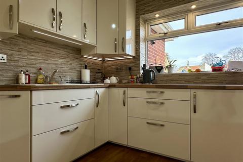 2 bedroom detached bungalow to rent, Crossland, Castlegate, Tickhill, Doncaster