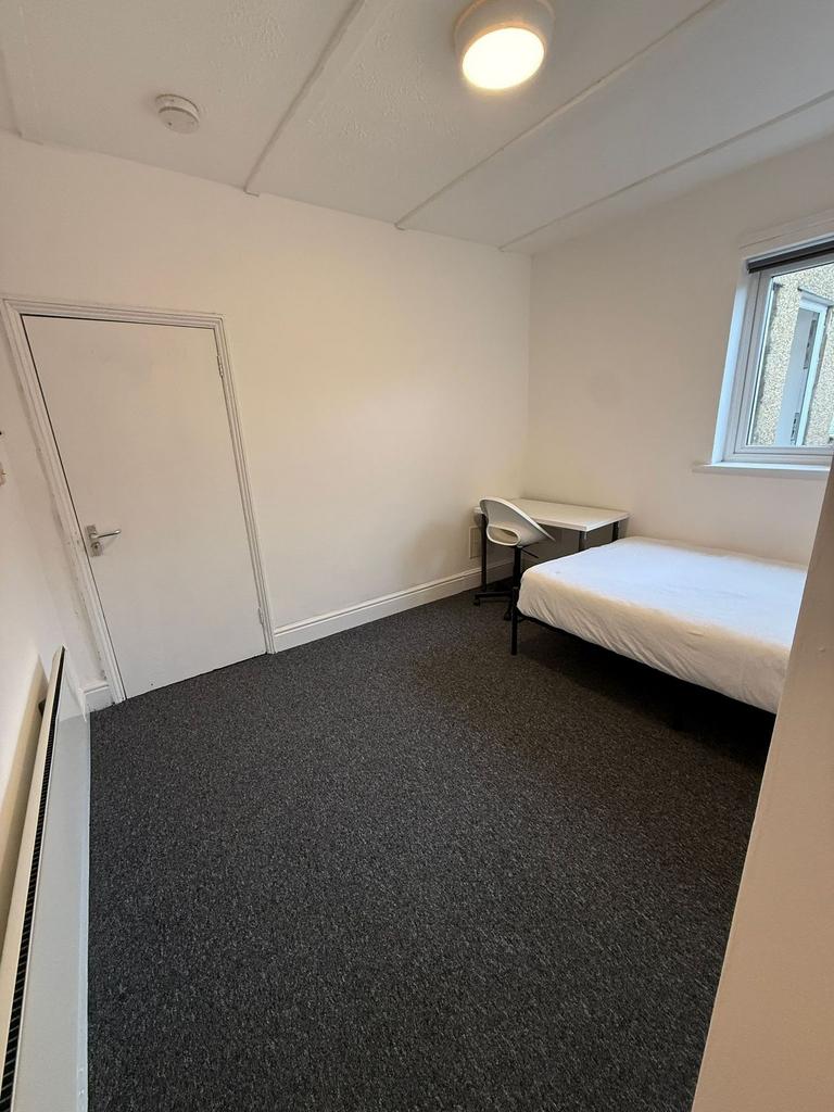 This bright and inviting double bedroom feature...