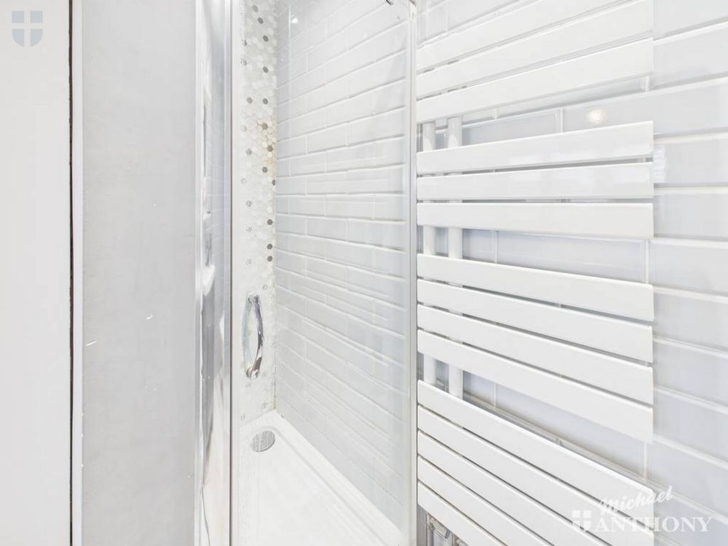 CAM03218 G0-PR0806-STILL003-thumbnail-h750-70