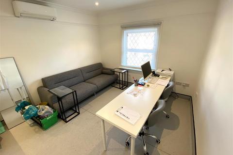 Office to rent, 113 High Rd Loughton IG10 4JA